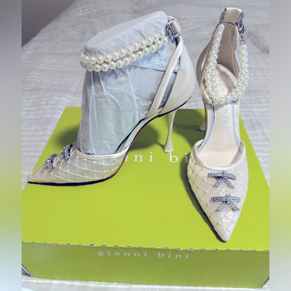 NWT Gianni Bini Cream Bridal Heels
